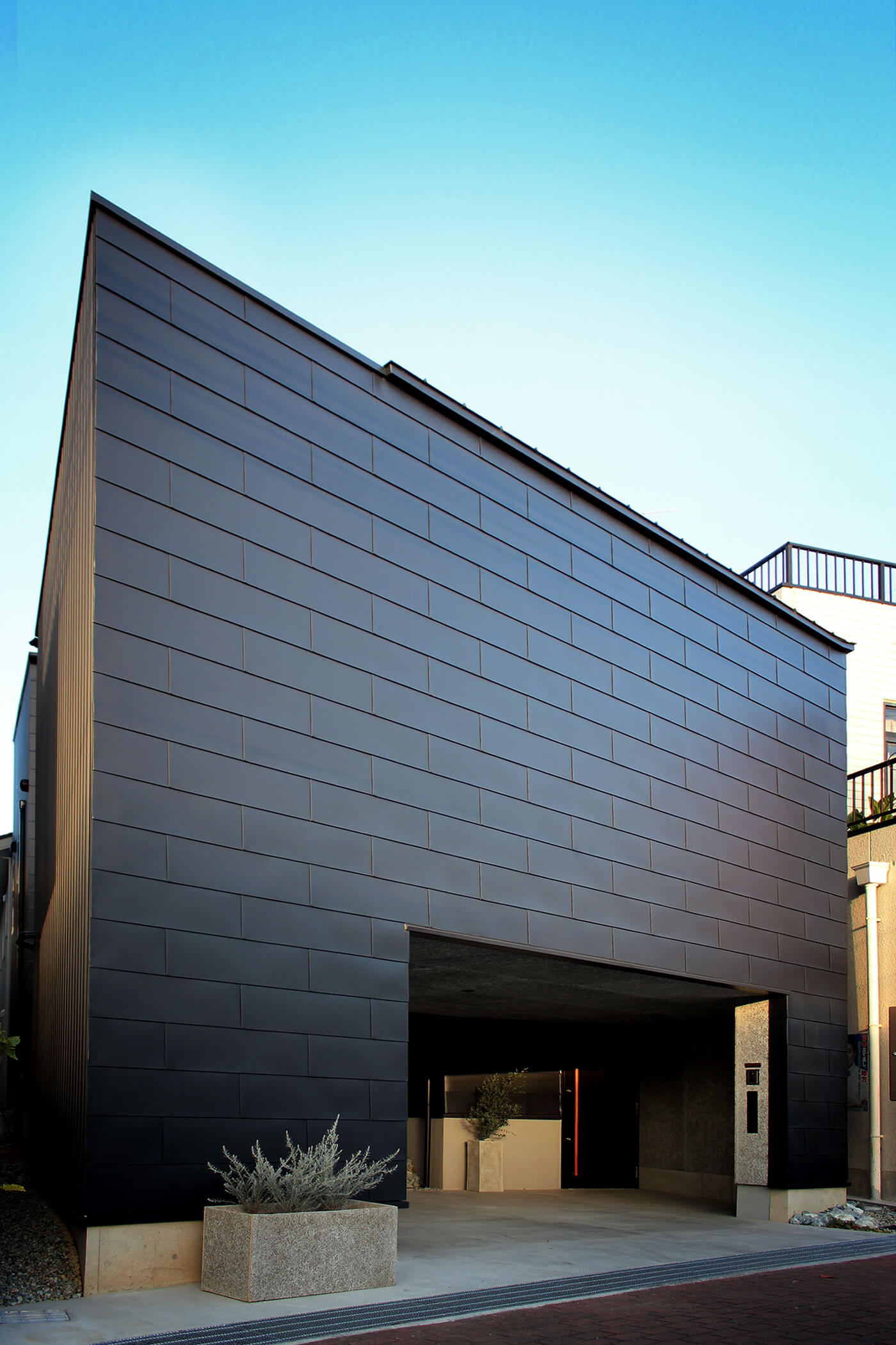 ガルバリウム一文字葺きの外壁の画像