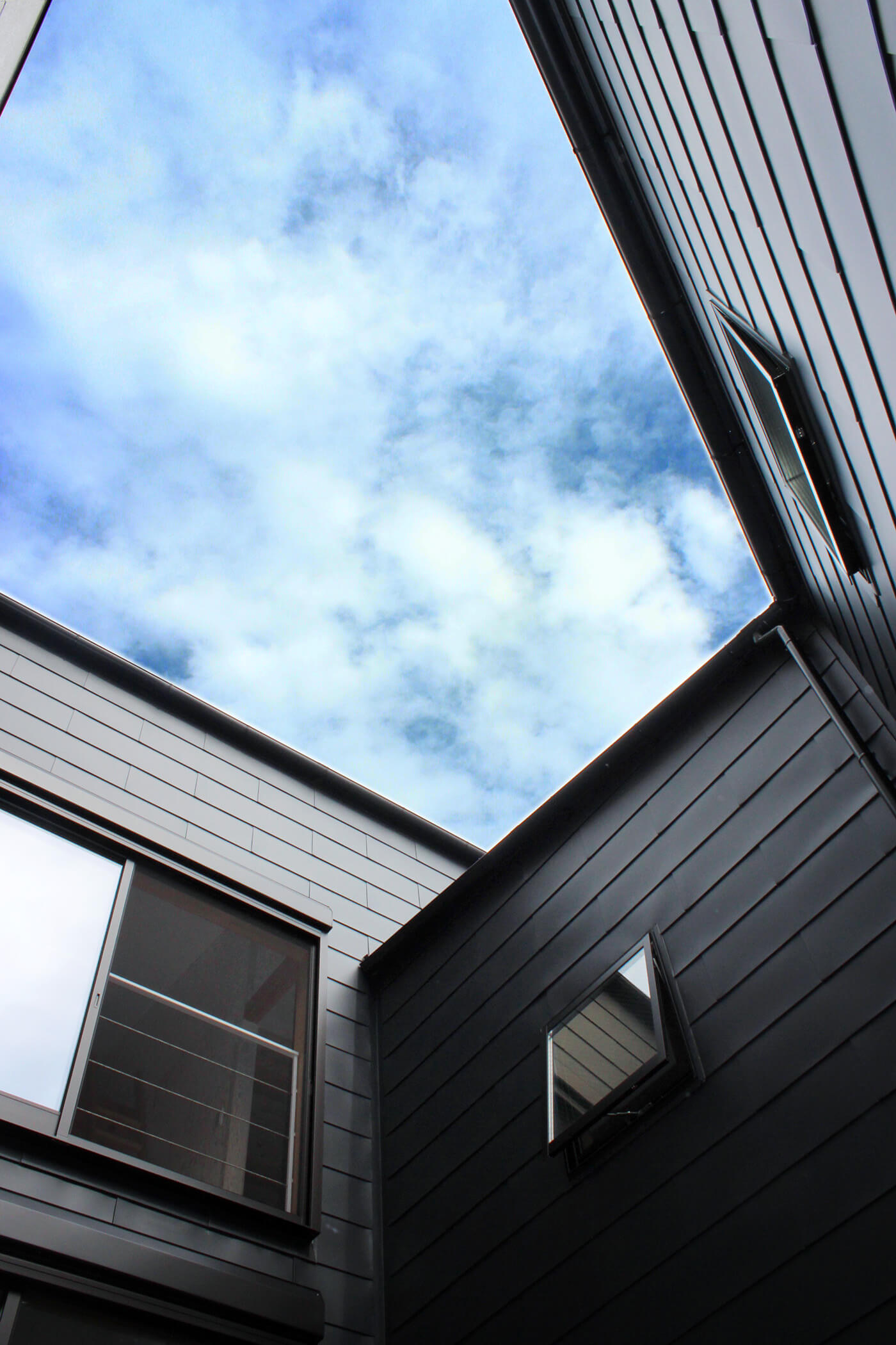 中庭からの空の画像