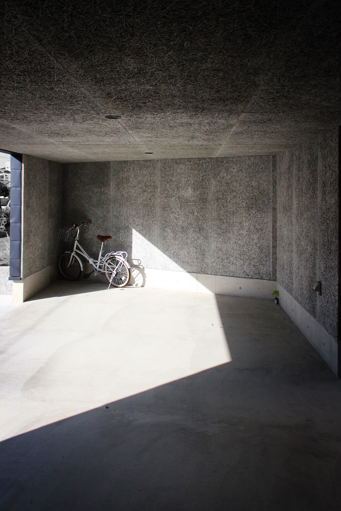 木毛セメント板で仕上げたガレージの画像