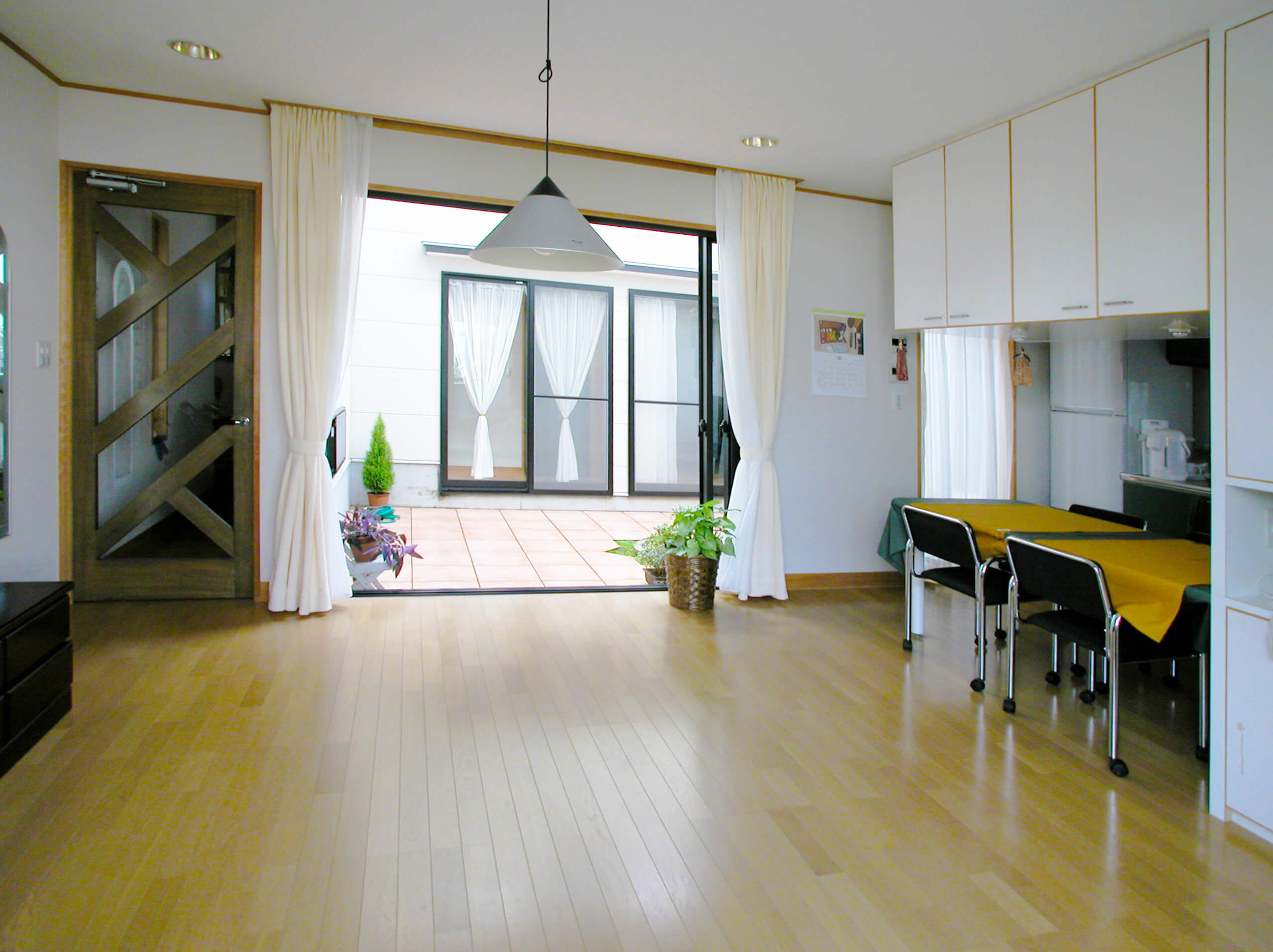 リビングから中庭を見るの画像