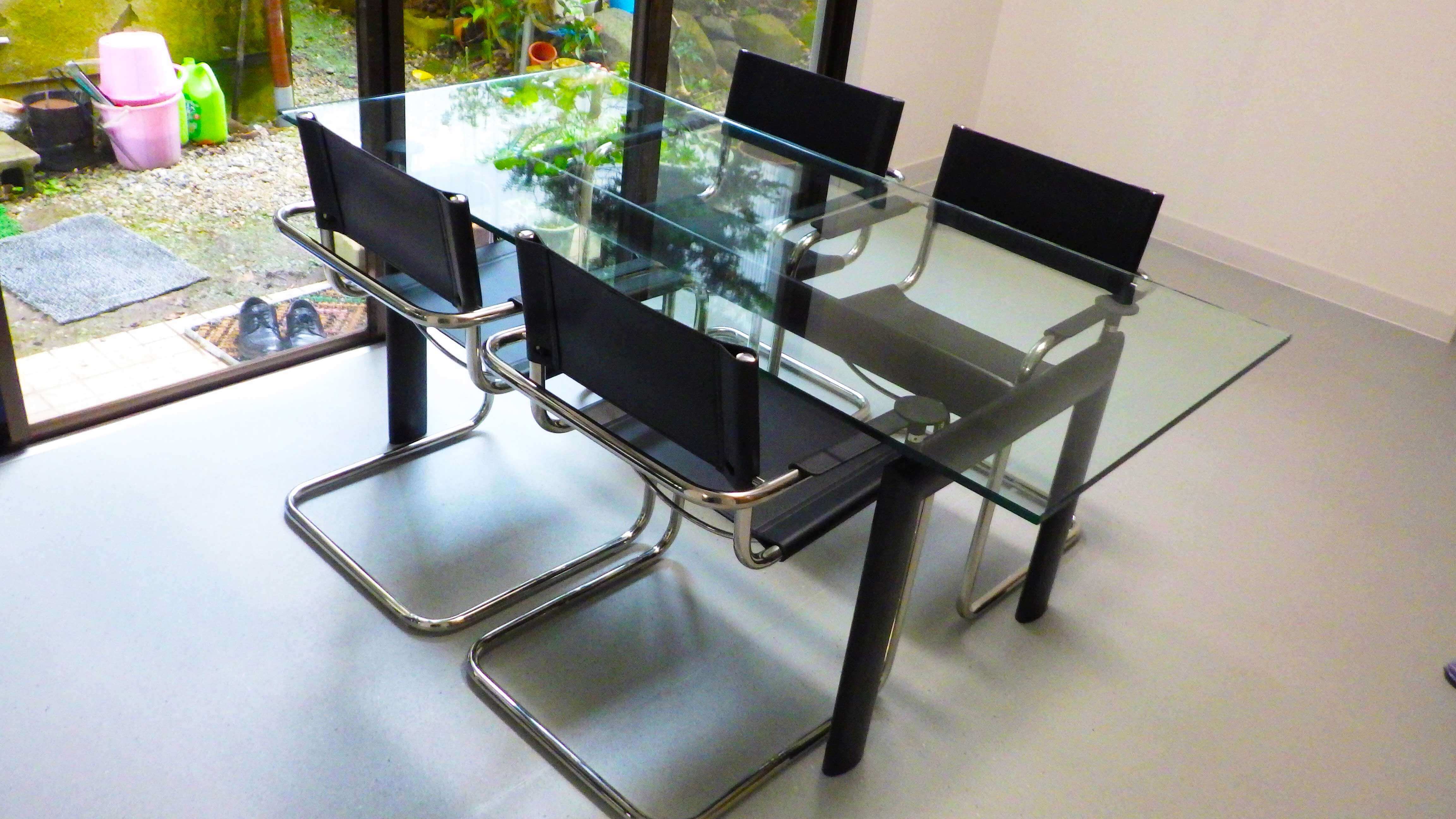 ル・コルビジュエのテーブルとマルセル・ブロイヤーのチェアーの画像