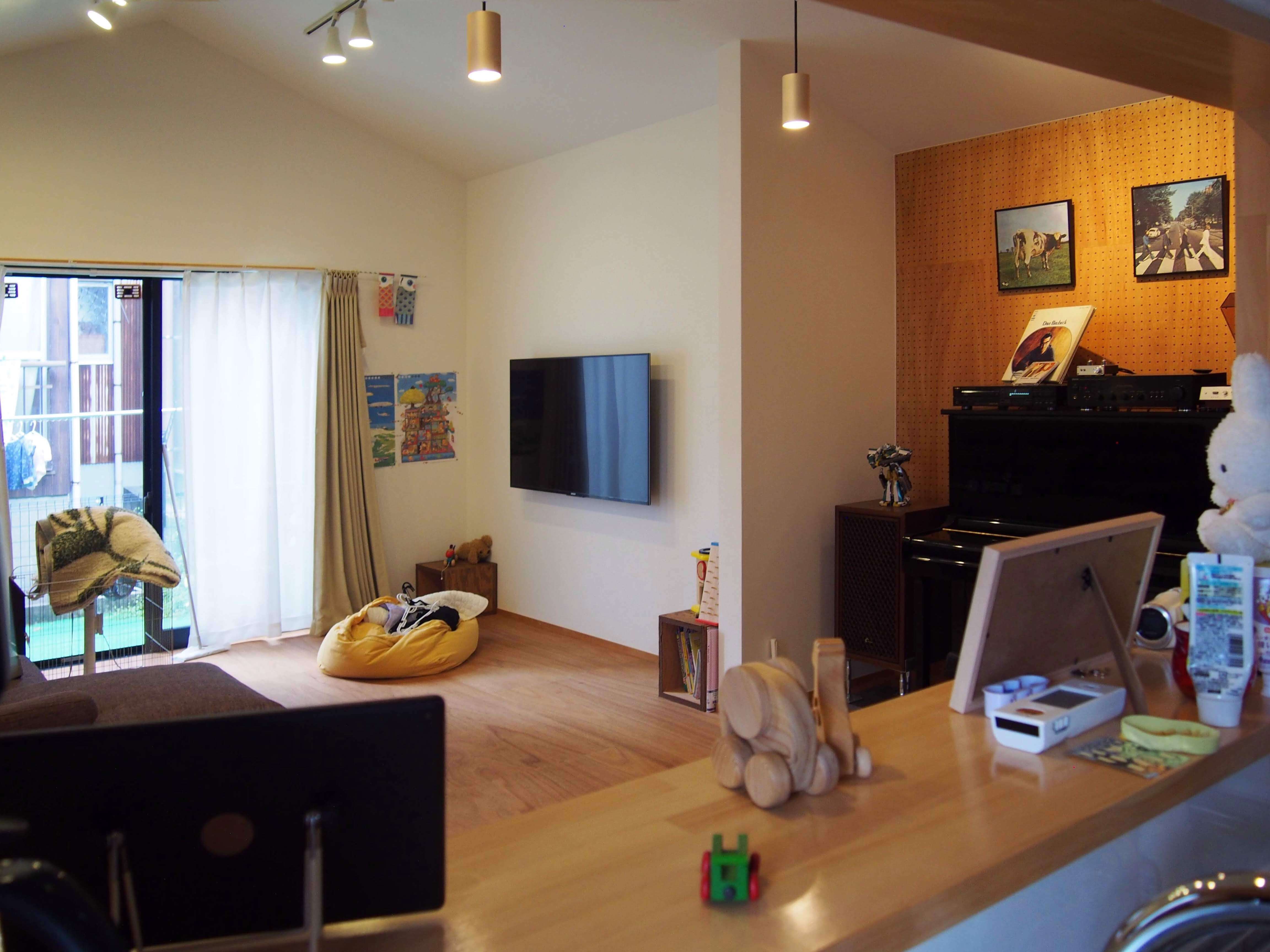 キッチンからリビングを見るの画像