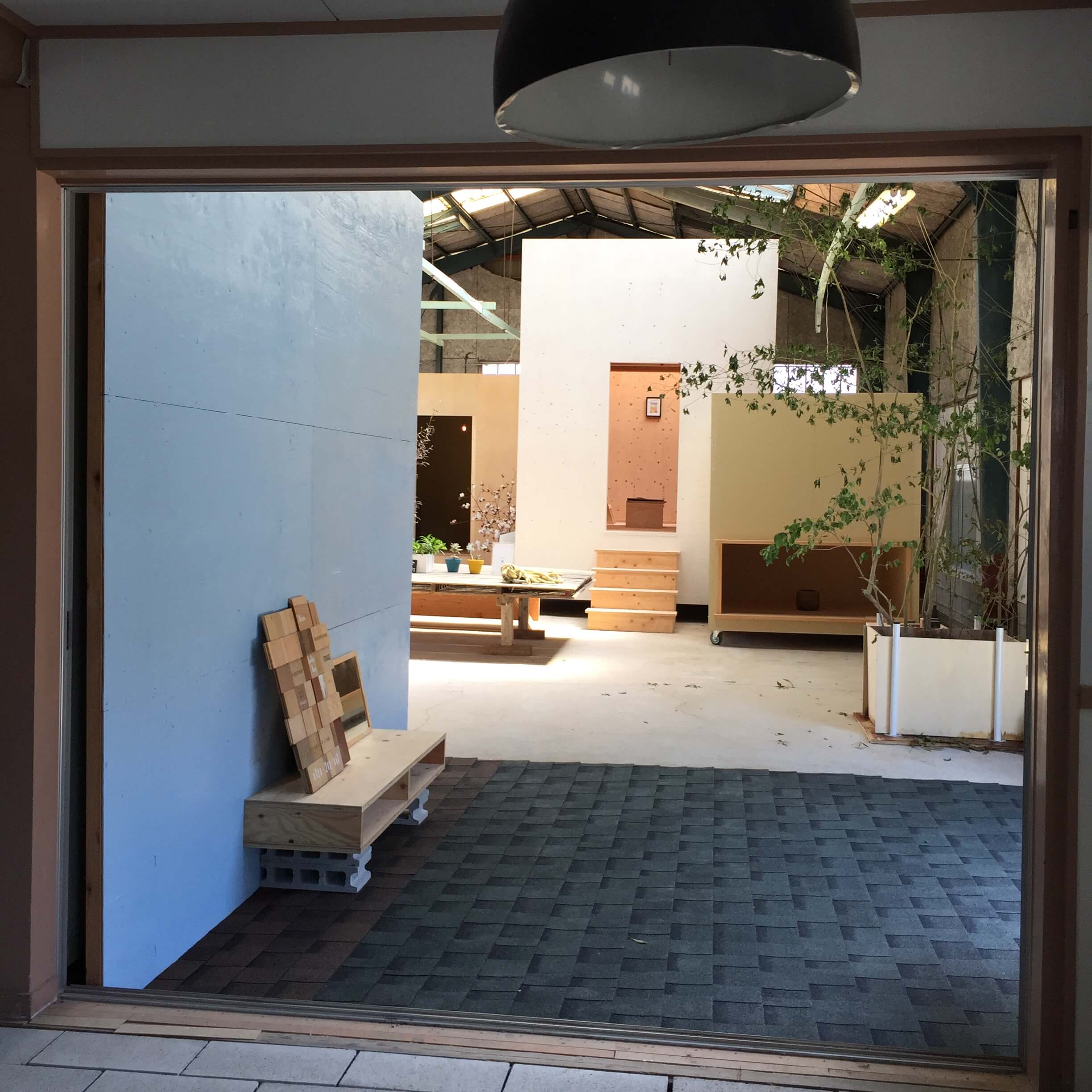 動く３つの箱の画像