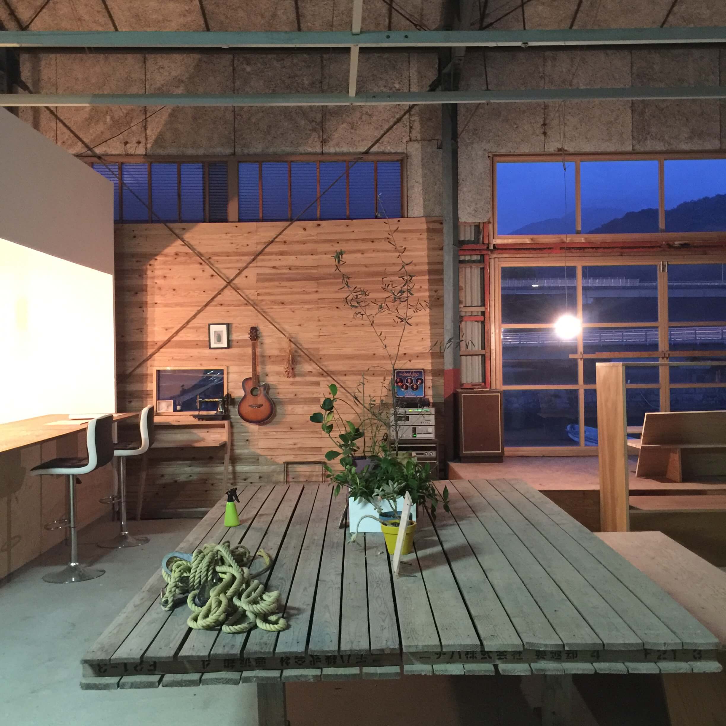 物流パレットを利用した大テーブルの画像