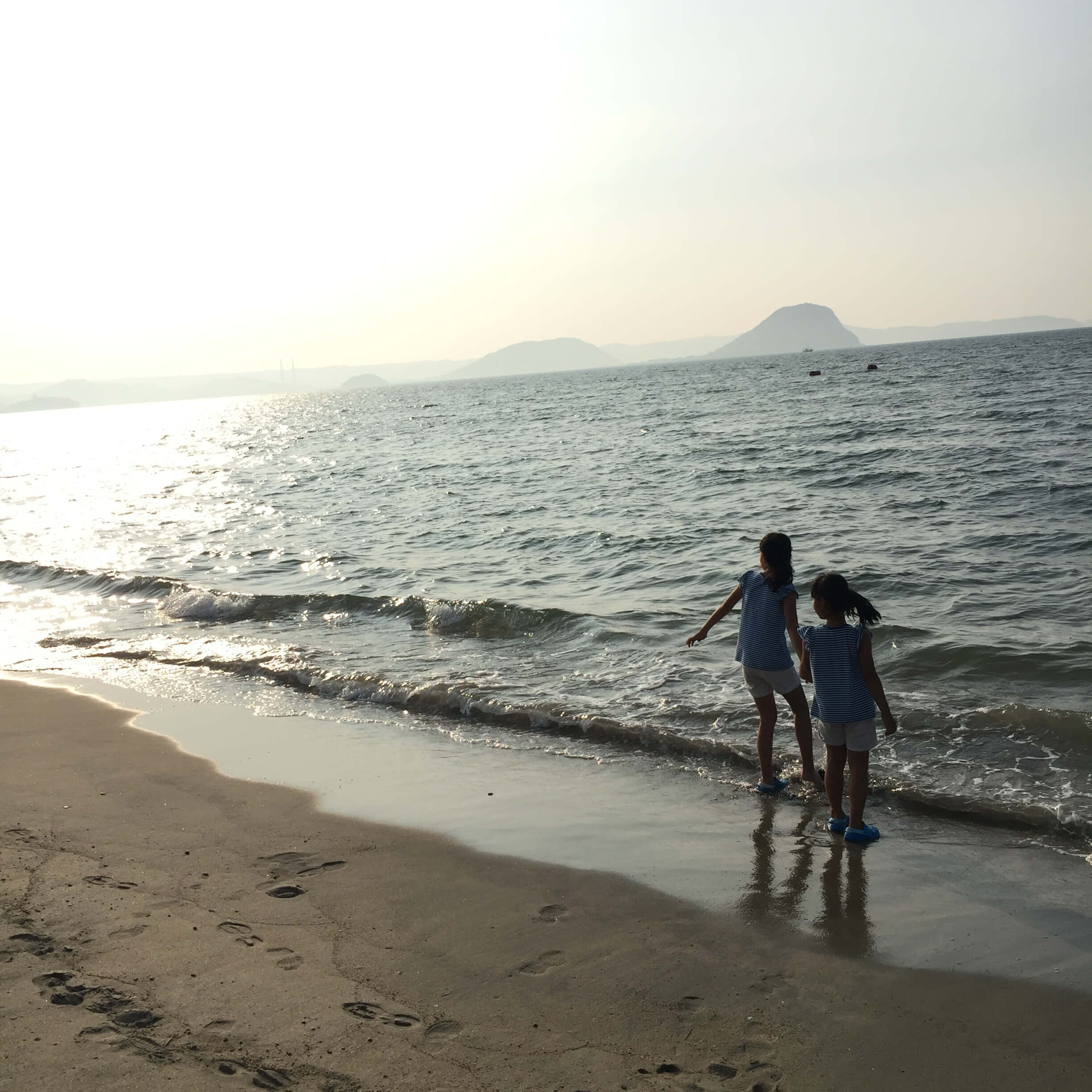 倉庫の建つ海岸の画像